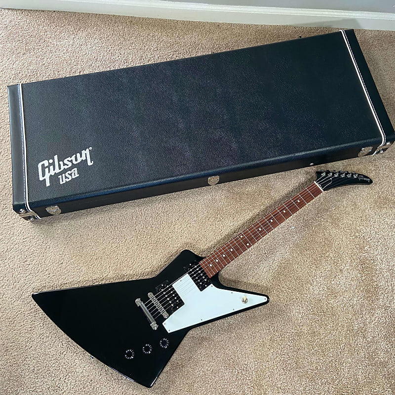 2012 Gibson Explorer in Ebony/Black with OHSC – Carrera Guitar